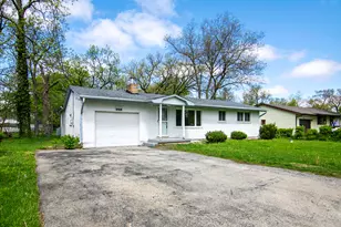 988 Spruce Ln, Saint Anne, IL 60964 - Photo 1