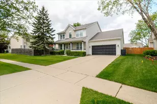 4 Forest Cove Ct, Streamwood, IL 60107 - Photo 2