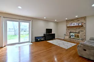 435 Cross Arm Dr, Grayslake, IL 60030 - Photo 2