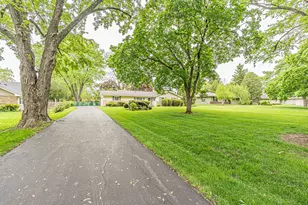 6313 Tamiami Dr, Downers Grove, IL 60516 - Photo 2