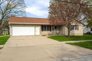 413 N East St, Cambridge, IL 61238 - Photo 2
