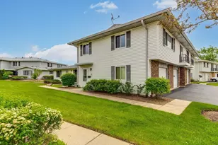 219 Kendrick Ct, Schaumburg, IL 60194 - Photo 2