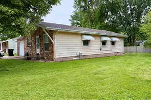 6 Blair Ct, Clifton, IL 61727 - Photo 2