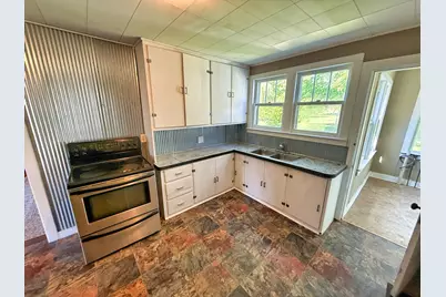 426 S Locust Street, Flora, IL 62839 - Photo 2