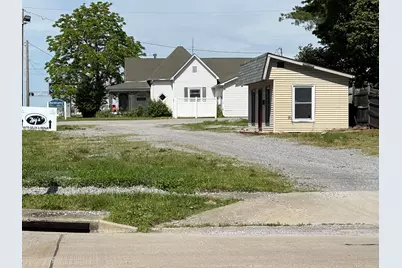 200 W Deyoung Street, Marion, IL 62959 - Photo 2