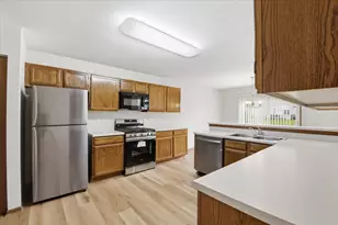 645 Lancaster Cir, Elgin, IL 60123 - Photo 10