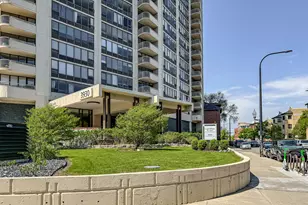 3930 N Pine Grove Ave, Chicago, IL 60613 - Photo 2