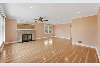 306 W Lonnquist Boulevard, Mount Prospect, IL 60056 - Photo 6