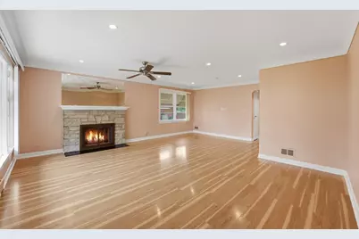 306 W Lonnquist Boulevard, Mount Prospect, IL 60056 - Photo 4
