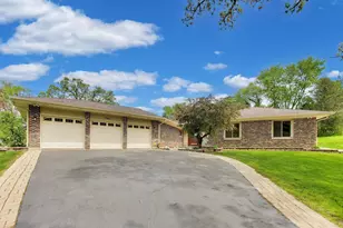 1104 Nottingham Ln, Elgin, IL 60120 - Photo 2