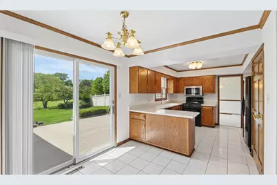 909 W Surrey Road, Addison, IL 60101 - Photo 10