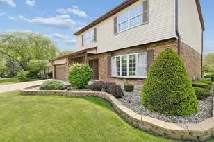 909 W Surrey Rd, Addison, IL 60101 - Photo 1