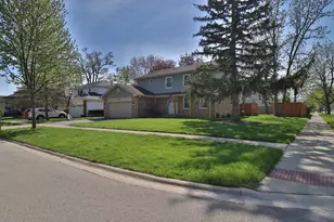554 Briarwood Dr, Wheeling, IL 60090 - Photo 2