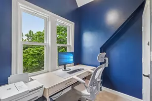 2105 W Barry Ave, Chicago, IL 60618 - Photo 10