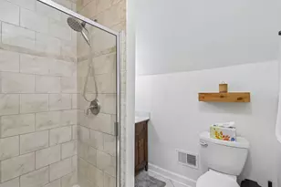 2105 W Barry Ave, Chicago, IL 60618 - Photo 12