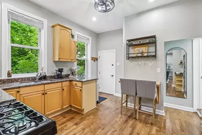 2105 W Barry Avenue #2, Chicago, IL 60618 - Photo 6