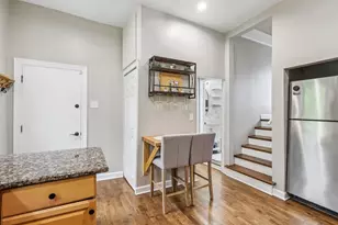 2105 W Barry Ave, Chicago, IL 60618 - Photo 8