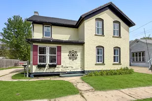 922 E Shawnee St, Freeport, IL 61032 - Photo 1