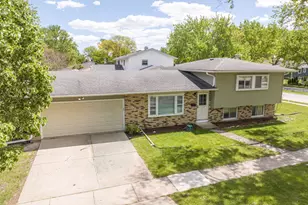 425 Lisa Ln, Streamwood, IL 60107 - Photo 1