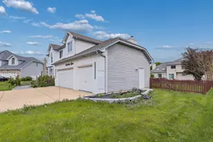 6 Sunshine Ct, Bolingbrook, IL 60490 - Photo 2