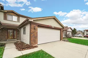 446 Irvine Ct, Wheeling, IL 60090 - Photo 1