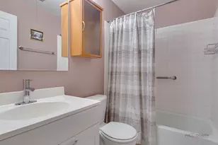 7 Oak Creek Dr, Buffalo Grove, IL 60089 - Photo 22