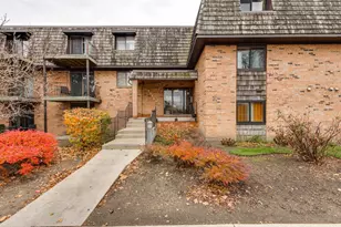 7 Oak Creek Dr, Buffalo Grove, IL 60089 - Photo 1