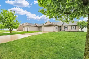 707 Chickory Dr, Champaign, IL 61822 - Photo 2