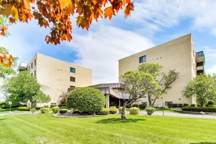 5840 W 104th St, Oak Lawn, IL 60453 - Photo 2
