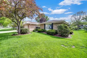 1129 S Salem Ln, Arlington Heights, IL 60005 - Photo 2