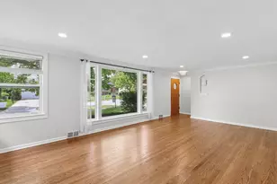 893 S Poplar Ave, Elmhurst, IL 60126 - Photo 2