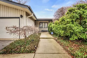 180 Crescent Knoll Dr, Green Oaks, IL 60048 - Photo 4