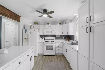 318 E Parkway Drive, Blue Grass, IA 52726 - Photo 8