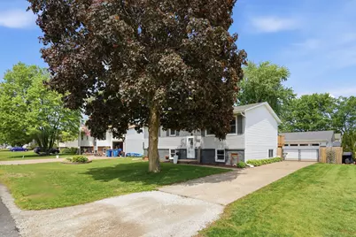 318 E Parkway Drive, Blue Grass, IA 52726 - Photo 2
