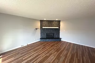 1511 Longwood Dr, Sycamore, IL 60178 - Photo 4