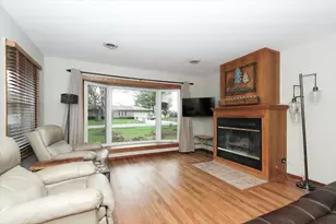 39W609 Lori Ln, Elgin, IL 60124 - Photo 4