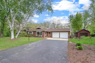 39W609 Lori Ln, Elgin, IL 60124 - Photo 2