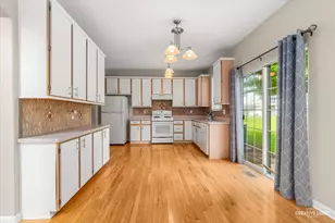 209 Grays Dr, Oswego, IL 60543 - Photo 4