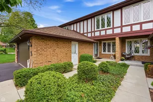 542 Cress Creek Ct, Crystal Lake, IL 60014 - Photo 2