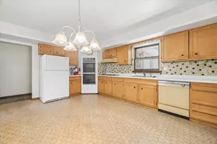 27W641 Holly Ct, West Chicago, IL 60185 - Photo 10