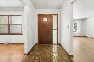 27W641 Holly Ct, West Chicago, IL 60185 - Photo 4