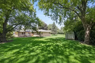 27W641 Holly Ct, West Chicago, IL 60185 - Photo 28