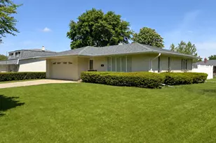 901 Lark St, Peotone, IL 60468 - Photo 2