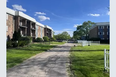 1617 N Windsor Drive #207, Arlington Heights, IL 60004 - Photo 2