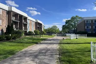 1617 N Windsor Dr, Arlington Heights, IL 60004 - Photo 2