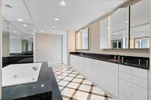 100 E Huron St, Chicago, IL 60611 - Photo 18