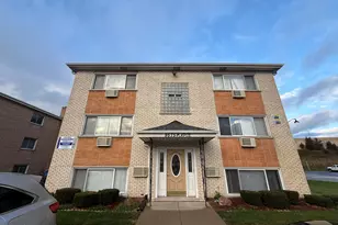 9575 Maple Dr, Rosemont, IL 60018 - Photo 2