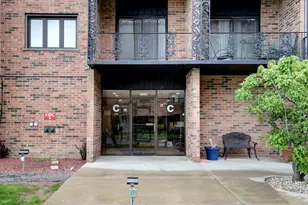 9335 Landings Ln, Des Plaines, IL 60016 - Photo 4