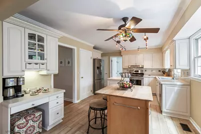1059 W Chatham Drive, Palatine, IL 60067 - Photo 8