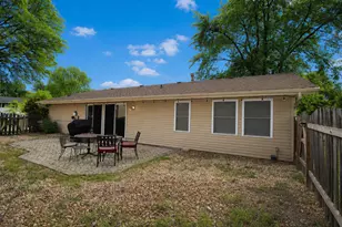 817 Stamford Ct, Schaumburg, IL 60193 - Photo 2